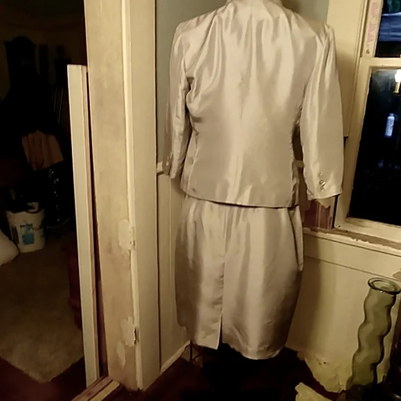 Ann Mali suit. This one has a HISTORY - Picture 7 of 8